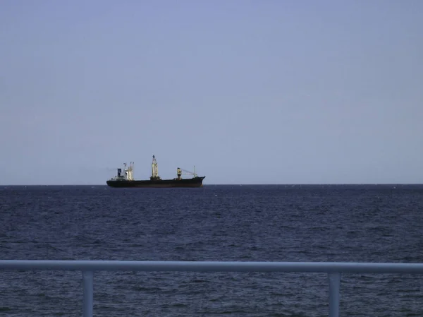 Loď Cestě Obzoru Mezi Nebem Mořem — Stock fotografie