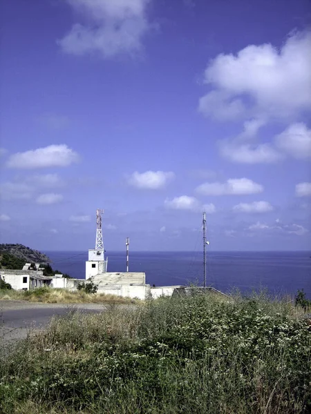 Eine Verlassene Baustelle Mit Einem Hohen Turm Strand Bei Klarem — Stockfoto