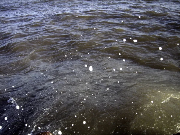 Een Plons Zeewater Een Stenen Pier Met Veel Schuim Spray — Stockfoto