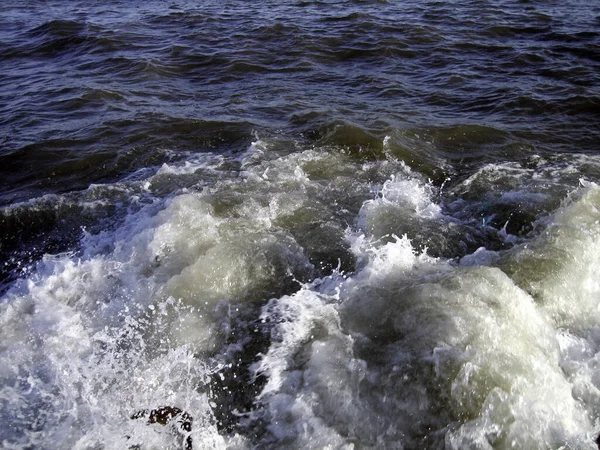 Šplouchnutí Mořské Vody Kamenném Molu Spoustou Pěny Spreje Slunečného Dne — Stock fotografie