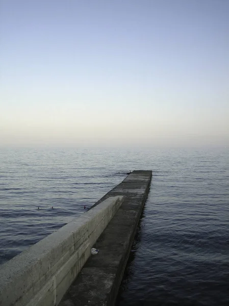 Velho Quebra Mar Concreto Levemente Lavado Por Ondas Fracas Costa — Fotografia de Stock