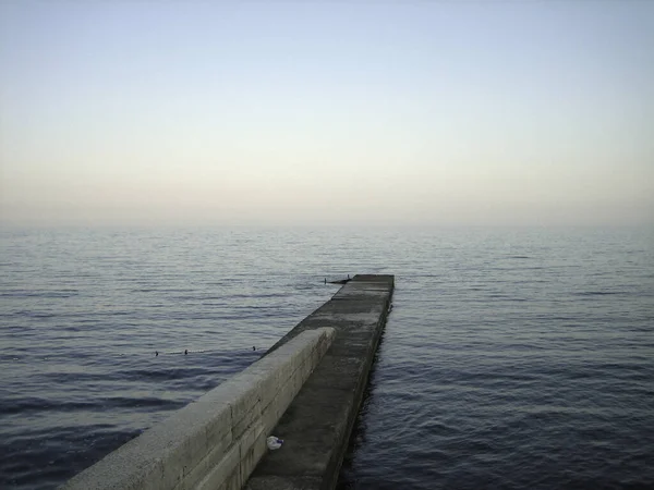 Viejo Rompeolas Hormigón Ligeramente Lavado Por Las Olas Débiles Orilla — Foto de Stock