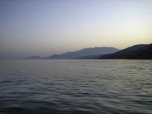 Rocky Coast Sunset Distance Coast Mountains Loomed Mist — Stock Photo, Image