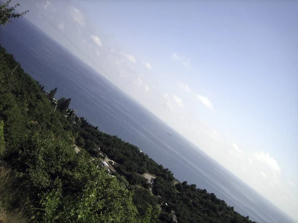 Uitzicht Zee Vanaf Kustbergen Kustheuvels Zijn Omgeven Door Dichte Vegetatie — Stockfoto