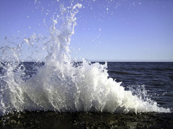 Splash Sea Water Stone Pier Lots Foam Spray Sunny Day — Stock Photo, Image