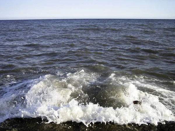 Ett Stänk Havsvatten Stenpir Med Massor Skum Och Spray Solig — Stockfoto