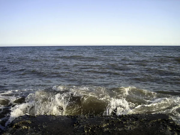 Een Plons Zeewater Een Stenen Pier Met Veel Schuim Spray — Stockfoto