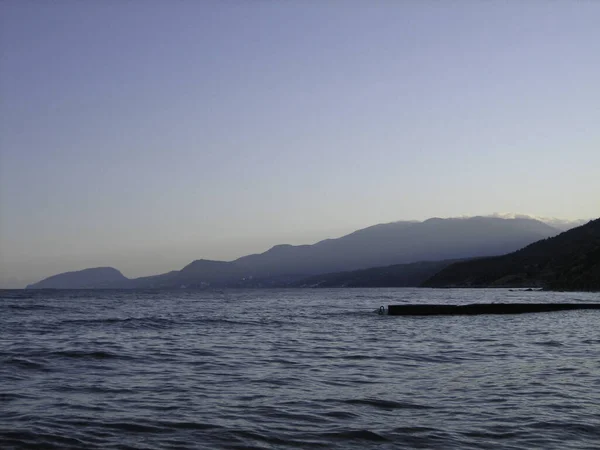 Breakwater Costa Mar Calmo Fundo Das Montanhas Costeiras Névoa Céu — Fotografia de Stock