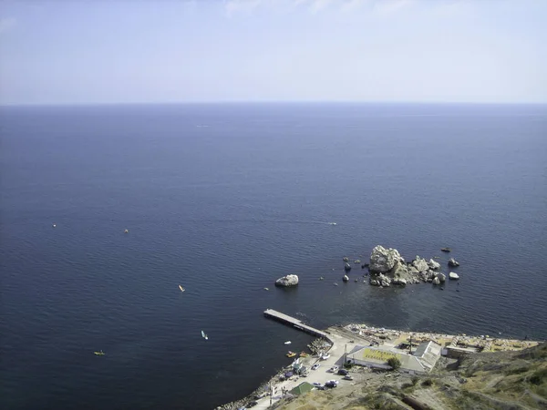 Stranden Och Högar Stenar Havet Nära Stranden — Stockfoto