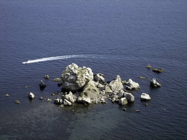 Παραλία Και Σωροί Από Πέτρες Στη Θάλασσα Κοντά Στην Ακτή — Φωτογραφία Αρχείου