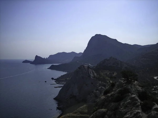 Vysoká Skalní Hmota Pobřežních Hor Tvoří Nerovné Pobřeží Moře — Stock fotografie