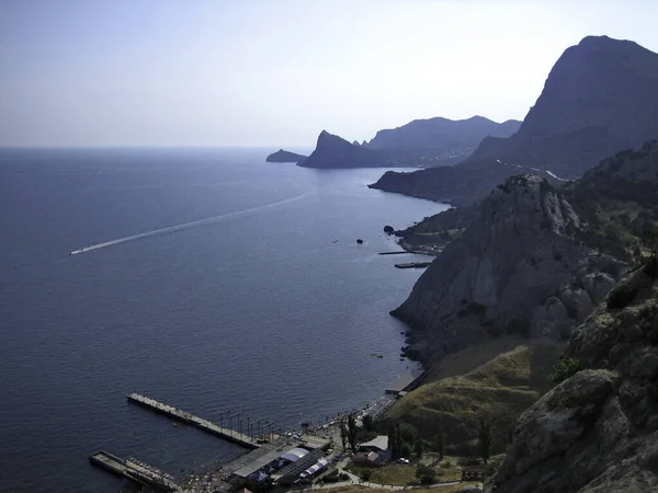 沿海山脉的高岩体形成了不平坦的海岸线 — 图库照片