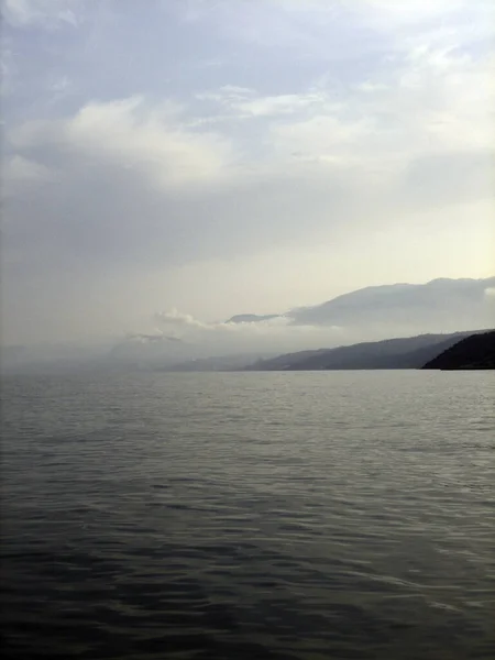 Costa Rocosa Atardecer Distancia Las Montañas Costa Asomaban Niebla —  Fotos de Stock