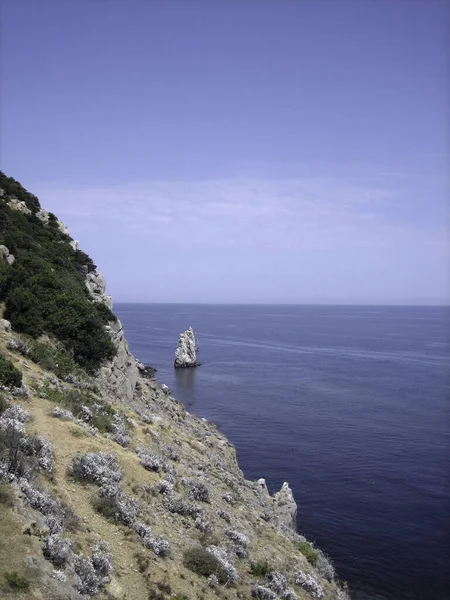 Високі Скелясті Гори Здіймаються Над Блакитною Водою Мальовничої Затоки Моря — стокове фото