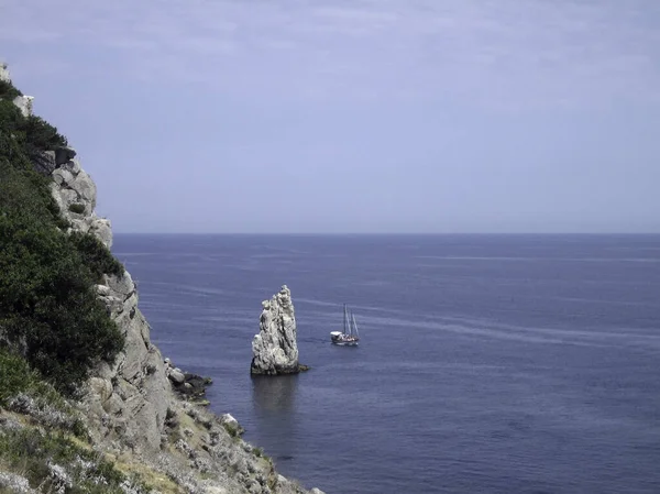 Vysoké Skalnaté Hory Tyčí Nad Modrou Vodou Malebného Moře Bay — Stock fotografie