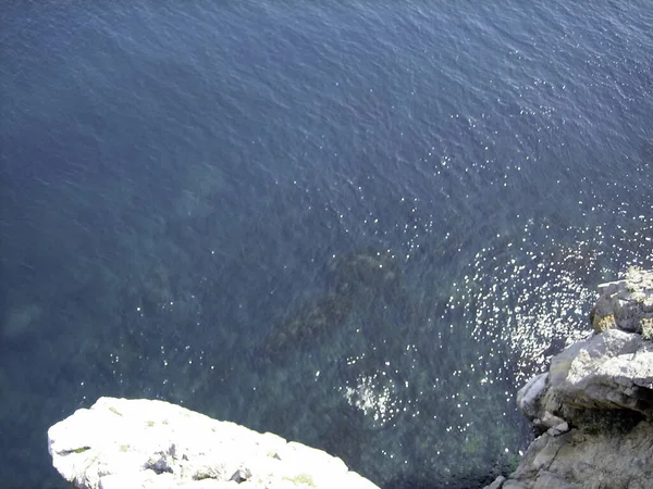 Les Hautes Montagnes Rocheuses Élèvent Dessus Eau Bleue Une Baie — Photo