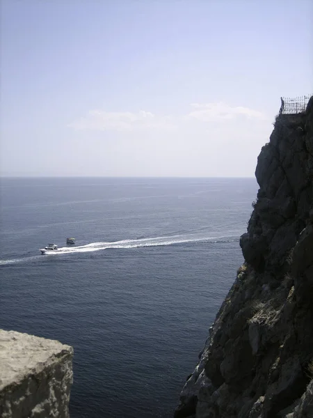 Hautes Montagnes Rocheuses Élèvent Dessus Eau Bleue Une Baie Marine — Photo