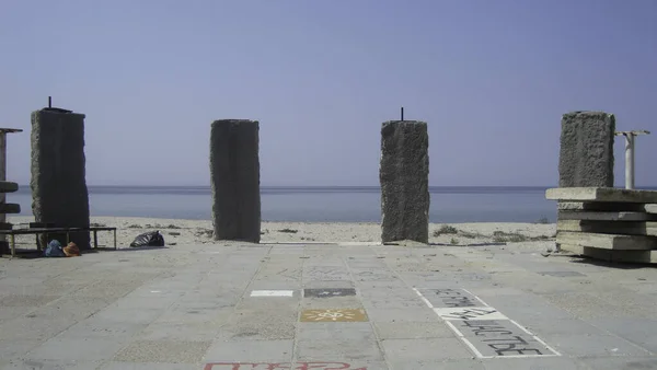 Een Paar Vervallen Betonnen Zuilen Het Vlakke Grijze Gedeelte Van — Stockfoto