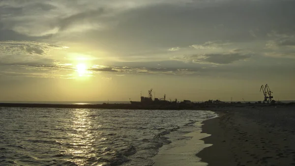 Silhueta Navio Aço Estrada Perto Costa Pôr Sol Mar Calmo — Fotografia de Stock