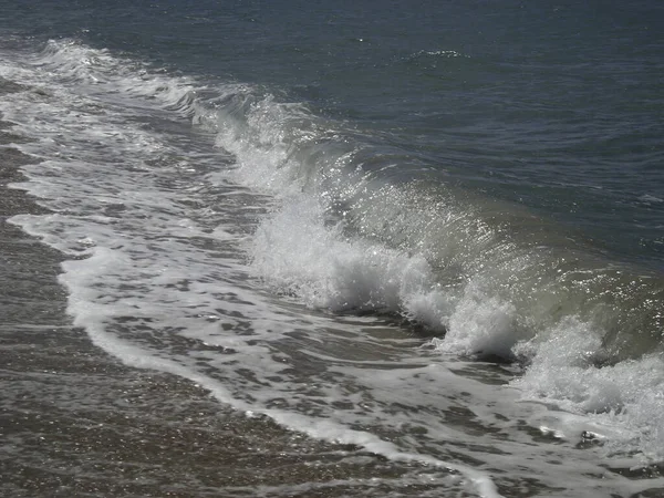 Θάλασσα Πράσινο Κύμα Τρέχει Πάνω Από Την Ομαλή Αμμώδη Παραλία — Φωτογραφία Αρχείου