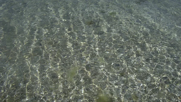 Kust Bodem Van Kleine Steentjes Door Het Heldere Water — Stockfoto