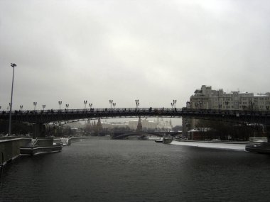 Moskva nehri üzerindeki köprü. Yağmurlu bir kış gününde Moskova Kremlin manzarası..