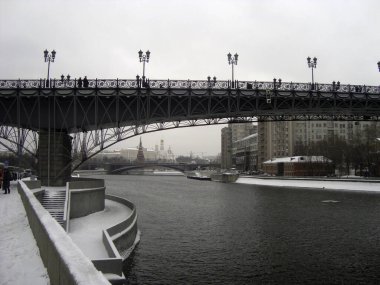 Moskva nehri üzerindeki köprü. Yağmurlu bir kış gününde Moskova Kremlin manzarası..