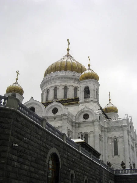 Прекрасний Високий Православний Храм Золотими Куполами Фоні Хмарного Неба — стокове фото