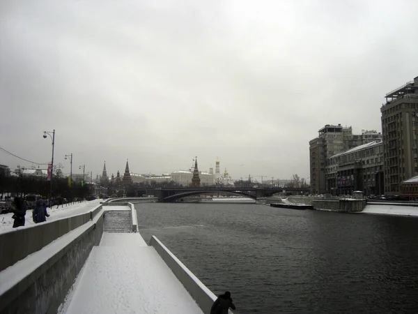 Brug Moskva Rivier Uitzicht Het Moskou Kremlin Een Bewolkte Natte Stockfoto