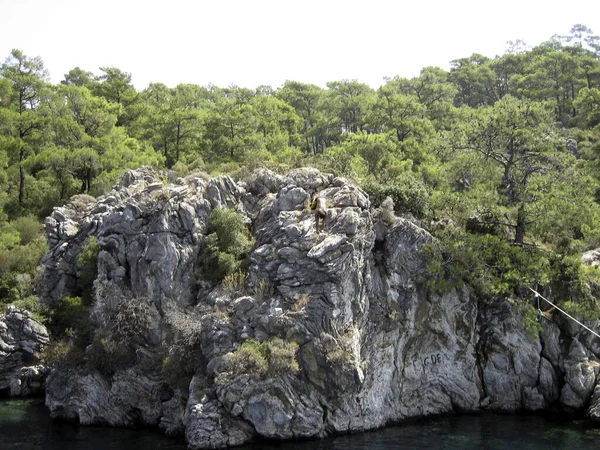 Alto Acantilado Piedra Sobresale Sobre Agua Turquesa Del Río Cima — Foto de Stock