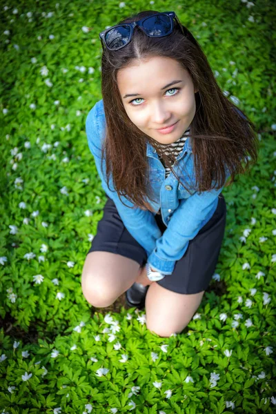 Beautiful Girl Spring Afternoon Sits Snowdrops — Stock Photo, Image
