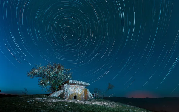 Antik megalitik inşaat - taş dolmen Mount Nekis, Gelendzhik, Kuzey Kafkasya, Rusya