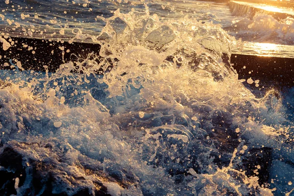 Parlak güneş ışığı dalgalar deniz sıçramalarına geçer. deniz manzarası