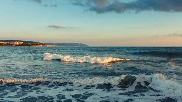 Dalga deniz gelen Tolstoy cape coast Gelendzhik arka planı. Kuzey Kafkasya, Rusya Federasyonu