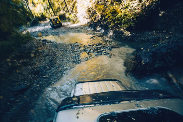 SUV krzyż górskiej rzeki w lesie. Gelendzhik, Federacja Rosyjska — Zdjęcie stockowe