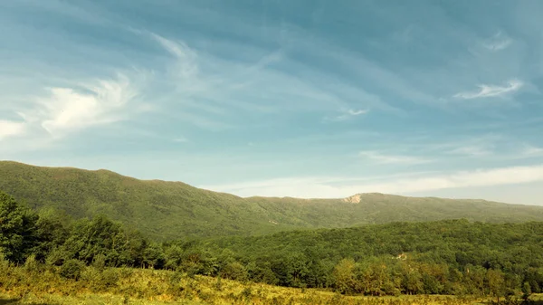 Gökyüzü Markotkh ridge Dağları. Gelendzhik, Kuzey Kafkasya, Rusya Federasyonu — Stok fotoğraf