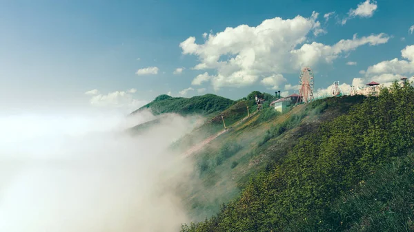 Dağ manzarası ve yeşil alanları bir teleferik ile çarpıcı — Stok fotoğraf