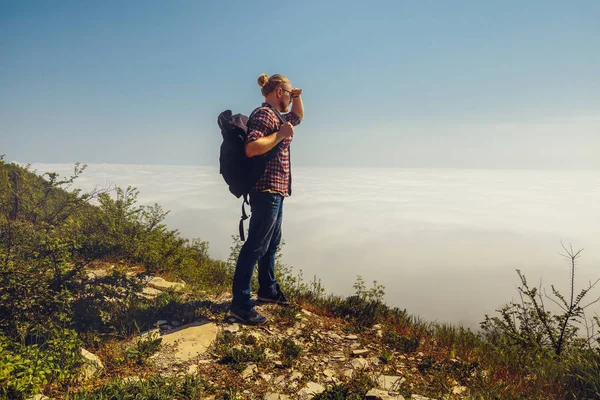 Cestovatel člověk podívá do vzdálenosti stojícího na vrcholu hory. Životní styl cestování. — Stock fotografie
