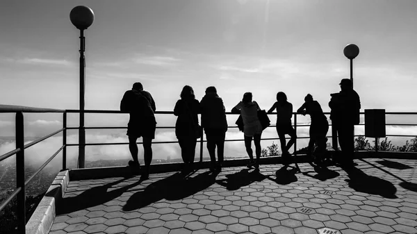 A megfigyelő fedélzetre, látogatás a város panorámája, a hegy tetején állva turisták — Stock Fotó