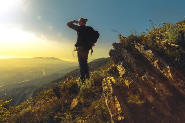 Sırt çantası ayakta dağın tepesinde ile turizm Vadisi görünümünü güneşli bir günde sahiptir.
