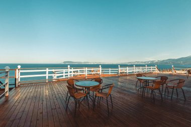 Ahşap Teras manzaralı deniz ve gün batımı resort seyahat kavramı