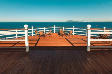 Ahşap Teras manzaralı deniz ve gün batımı resort seyahat kavramı