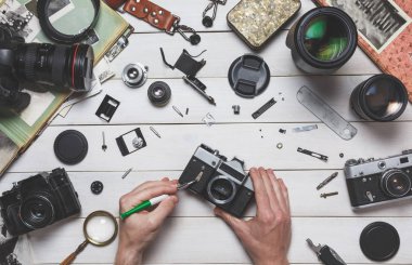 Film kamera tamir ve fotoğrafik donanımlar kavramı kırık insan eli onarımı