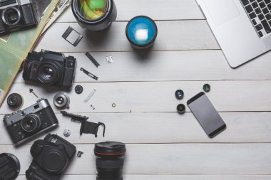 Film kamera tamir ve fotoğrafik donanımlar kavramı kırık insan eli onarımı