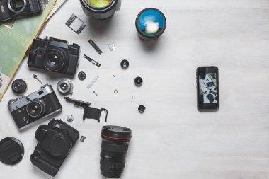 İnce tabaka fotoğraf makinesi, dslr kamera ve smartphone teknoloji geliştirme kavramı. Üstten Görünüm