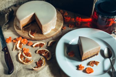 Ev yapımı kahve puf kek rustik arka plan üzerinde