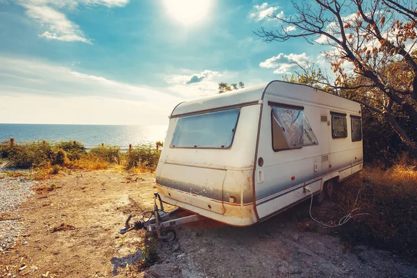 Wohnwagen Anhänger auf Hintergrund Meer Urlaub Urlaub Reise-Konzept — Stockfoto