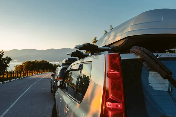 Widok z boku samochodu z widokiem na malowniczy pejzaż podróż podróży przez car concept Gelendzhik — Zdjęcie stockowe