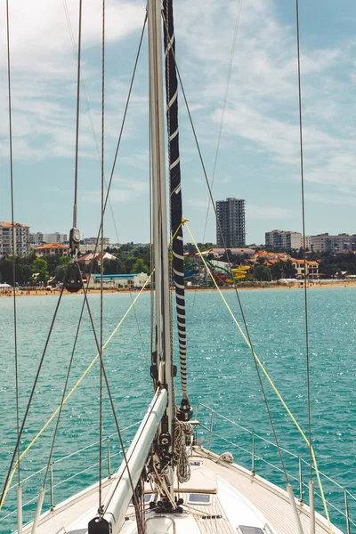 Yacht dans la mer. Le nez du yacht sur l'eau de mer azur Concept de voyage et de promenade en mer — Photo