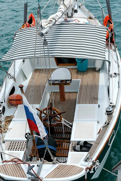 Jachtverhuur in de zee op het zee-reis- en zee wandelingen concept — Stockfoto